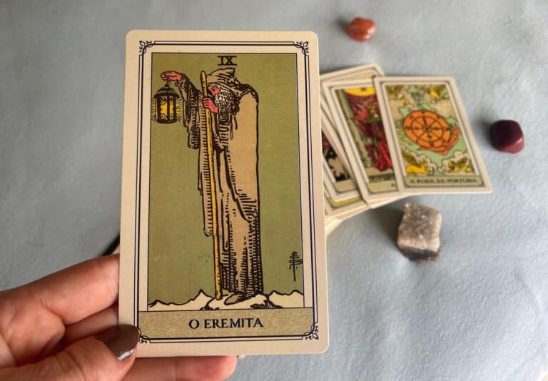 Previsões do Tarot 2025: O Eremita é a carta do ano!